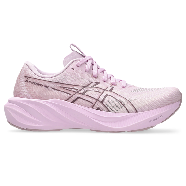 Et par ASICS GT-2000 15-løbesko til kvinder i farven Hazy Lilac/Taro Purple med en tyk, struktureret sål, overdel i mesh og ASICS-logo på siden. Dette stabilitetsløbesko-design har snørelukning og en strømlinet silhuet.
