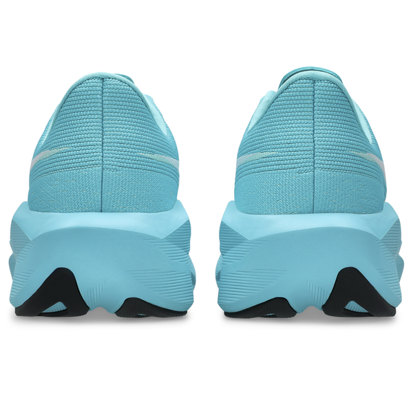 Et bagfra-billede af Asics Novablast 6, Dame i farvekombinationen Energy Aqua/White, med tykke, formede såler og sorte mønsterdetaljer, designet til en energifyldt løbeoplevelse.