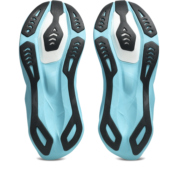 Undersiden af et par Asics Novablast 6 Dame-løbesko i farvekombinationen Energy Aqua/White, der viser lyseblå såler med sorte og hvide geometriske mønstre, der sikrer vejgreb og stabilitet.