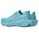 Et par Asics Novablast 6 Dame-løbesko i farvekombinationen Energy Aqua/White, med hvide detaljer og tykke, strukturerede såler, er placeret side om side med fronten vendt mod venstre, hvor den højre sko står lidt bag den venstre.