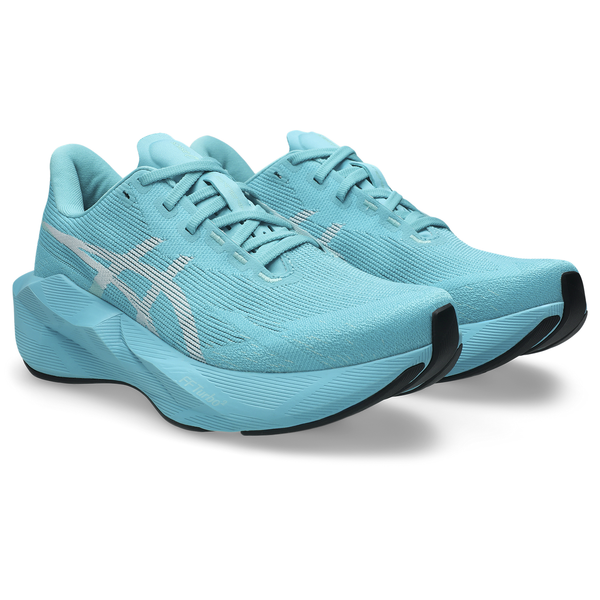 Et par ASICS Novablast 6 Dame-løbesko i farven Energy Aqua/White med tykke, stødabsorberende såler og sorte gummiydersåler, placeret side om side på en hvid baggrund for en energifyldt løbeoplevelse.