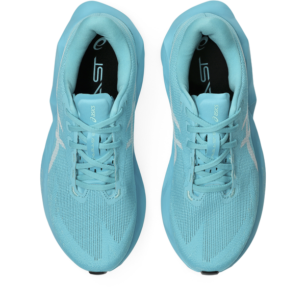 Et par lyseblå Asics Novablast 6 Dame neutrale løbesko i farvekombinationen Energy Aqua/White set ovenfra, hvor snørebåndene, overdelen i mesh og Asics-logoet på indersålerne fremhæves for at give en energifyldt løbeoplevelse.