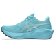 En lyseblå Asics Novablast 6 dame-løbesko i farvekombinationen Energy Aqua/White med en tyk, skulptureret sål, snørelukning og hvidt Asics-logo ses fra venstre side på hvid baggrund – perfekt til en energifyldt løbeoplevelse.