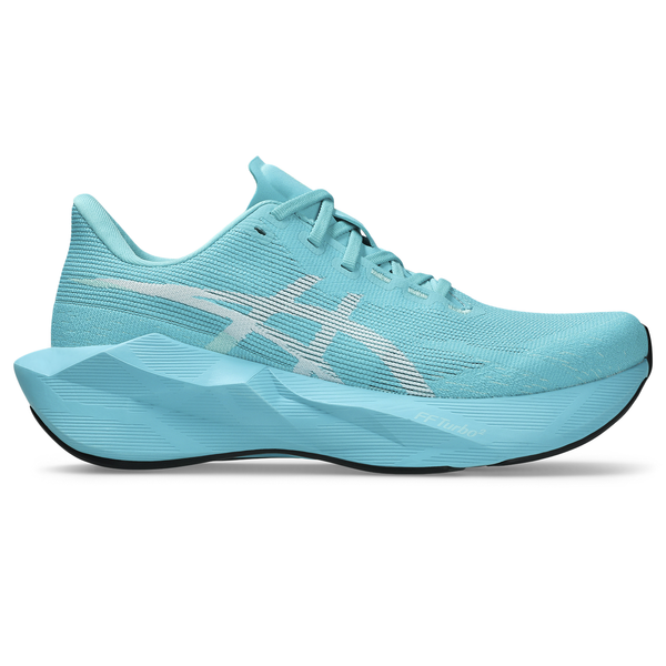 Asics Novablast 6 Dame i farvekombinationen Energy Aqua/White har en tyk, struktureret sål, hvide logo-detaljer og et lavt mesh-design, der sikrer en energifyldt løbeoplevelse, hver gang du løber.