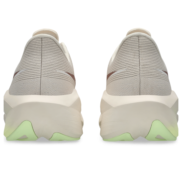 Bagfra-billede af to ASICS Novablast 6 Dame-sko i farvekombinationen Rose Dust/Illuminate Yellow, med struktureret overdel, tykke cremefarvede mellemsåler og grønne detaljer på ydersålen – et ideelt neutralt valg blandt løbesko til kvinder.