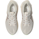 Et billede set ovenfra af Asics Novablast 6 Dame i farvekombinationen Rose Dust/Illuminate Yellow, med detaljer og snørebånd i matchende nuancer samt Asics-logoet på tungen og siderne – perfekte neutrale løbesko til kvinder, vist på en hvid baggrund.