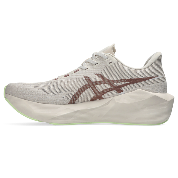 Asics Novablast 6-løbesko til kvinder i farvekombinationen Rose Dust/Illuminate Yellow har en tyk, formet sål, overdel i mesh, logo på siden, lysegrå og gule detaljer og er her vist i profil.