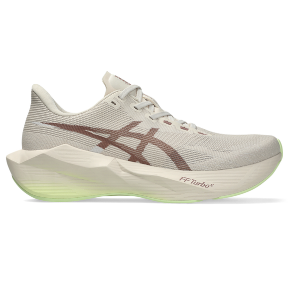 ASICS Novablast 6 Dame i farvekombinationen Rose Dust/Illuminate Yellow har en tyk, stødabsorberende sål, FF Turbo² over mellemsålen og et stilfuldt, neutralt design med lysegrønne detaljer på undersiden.