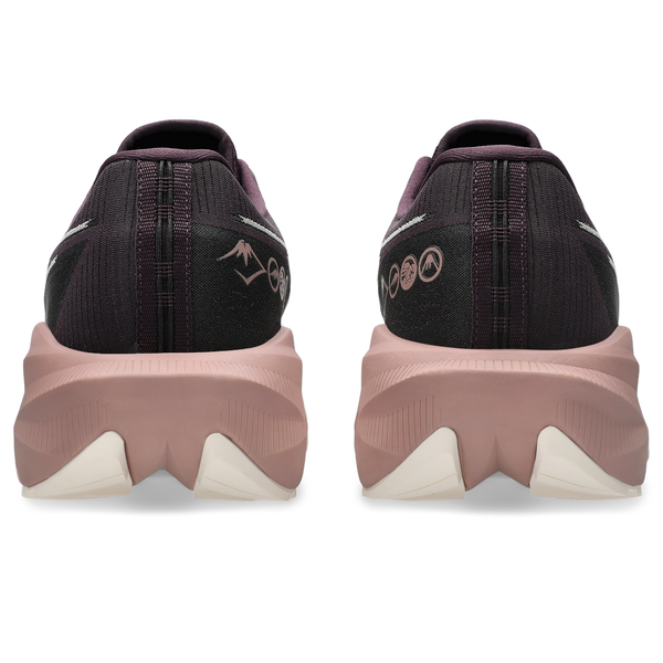 Bagfra-billede af et par Asics Blazeblast Dame-sneakers i farven Dark Aubergine/Rose Dust med såler i zigzagmønster og fire små ikoner med bjergmotiv på hælene. Ydersålen er hvid i spidserne.