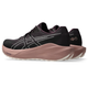 Et par Asics Blazeblast Dame-sneakers i farven Dark Aubergine/Rose Dust, fotograferet fra en bagudrettet, diagonal vinkel for at fremhæve detaljerne på siden og bagsiden af begge sko på en hvid baggrund.