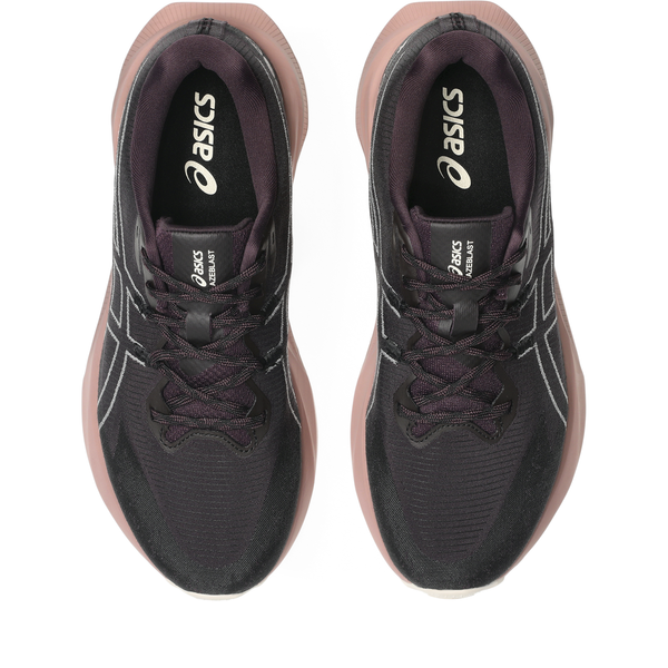 Et par ASICS Blazeblast Dame-løbesko i farven Dark Aubergine/Rose Dust (løbesko) set ovenfra, med ASICS-logoet på indlægssålerne og hvide detaljer på siderne.
