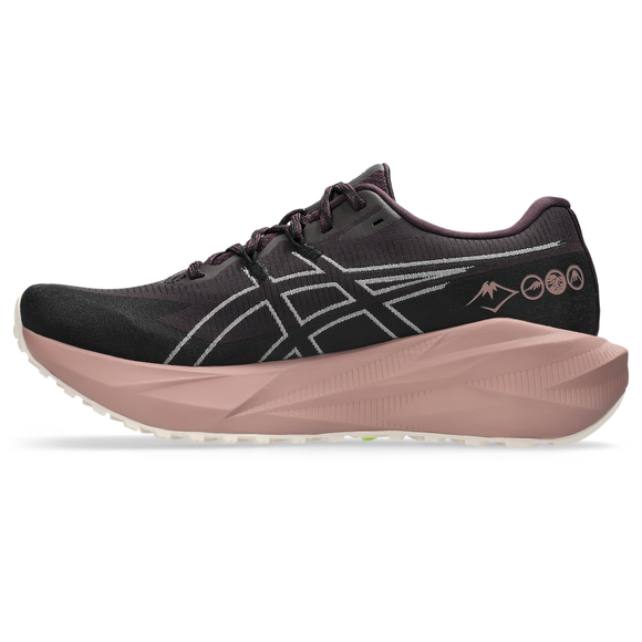 ASICS Blazeblast Dame i farven Dark Aubergine/Rose Dust er en trailsko med en sort og lilla overdel, en tyk lilla sål, en hvid ydersål og grå detaljer – herunder ASICS-logoet og bjergsymboler – der er afbildet i profil på en hvid baggrund.