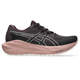Et billede set fra siden af ASICS Blazeblast Dame-løbeskoen i farven Dark Aubergine/Rose Dust, med en tyk, bølget sål i farven Rose Dust, hvide og grå detaljer, sorte snørebånd og mærkets logo på siden. Teksten »FF BLAST MAX« er trykt på mellemsålen.