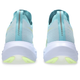 Et par Asics Megablast unisex-sko i Energy Aqua/Blue Fade, set bagfra med hvide såler, lysegule detaljer og stribede hældetaljer, lavet med responsiv FF Turbo 2-skum for forbedret komfort.
