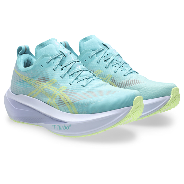 Et par Asics Megablast unisex løbesko i Energy Aqua/Blue Fade med gule detaljer, hvide "FF Turbo²"-mellemsåler og lysegrønne ydersåler står side om side på en almindelig hvid baggrund.