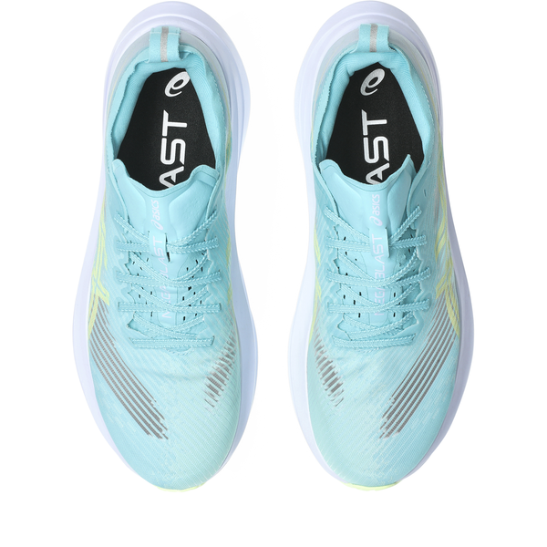 Asics Megablast Unisex-skoene i Energy Aqua/Blue Fade har hvide såler, grå accenter, lyseblå snørebånd og viser brandets logo med "BLAST" på indersålerne. FF Turbo 2-skum sikrer forbedret komfort.