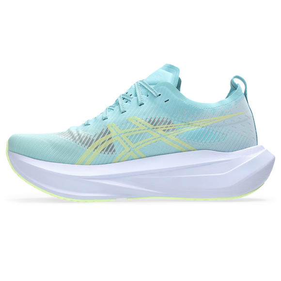 Et sidebillede af Asics Megablast unisex løbesko i Energy Aqua/Blue Fade, med lysegule detaljer og en hvid, tyk FF Turbo 2 skumsål, vist mod en hvid baggrund.
