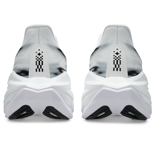 Bagside af to hvid/sorte Asics Superblast 3 unisex-sko med sorte såler, gråtonet ansigt og geometriske mønstre på hælkappen samt en tyk hvid mellemsål med "FF Blast+"-logoet, der er forstærket af den avancerede FF LEAP-skumteknologi.