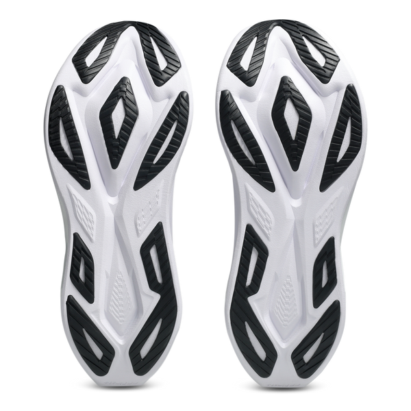 Et par hvide/sorte Asics Superblast 3 unisex-såler med sorte geometriske grebsmønstre og FF LEAP skum-dæmpning vises nedefra mod en almindelig hvid baggrund. Inspireret af Superblast 3-designet.