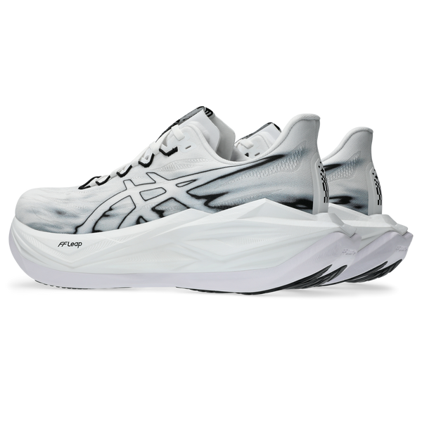 Et par Asics Superblast 3 unisex løbesko i hvid/sort med tykke, skulpturelle FF LEAP-skumsåler vist fra siden på en almindelig hvid baggrund.