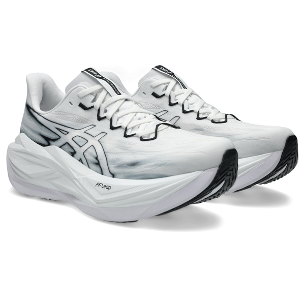 Et par ASICS Superblast 3 unisex løbesko i hvid/sort med overdel i mesh, sorte og grå detaljer, tyk kontureret sål og synlig FF BLAST+ label vises side om side i en vinkel.