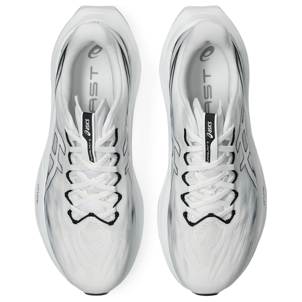 Et par hvid/sorte Asics Superblast 3 unisex-løbesko vises ovenfra med snørebånd, ASICS-logoer på pløsen, diskrete grå og sorte detaljer og polstret FF LEAP-skum i mellemsålerne.