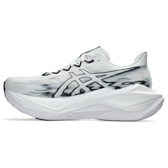 ASICS Superblast 3 Unisex løbesko i hvid/sort har en skulpturel sål med FF LEAP-skum, overdel i mesh, ASICS-logo og et dynamisk penselstrøgsmønster inspireret af Superblast 3-designet.
