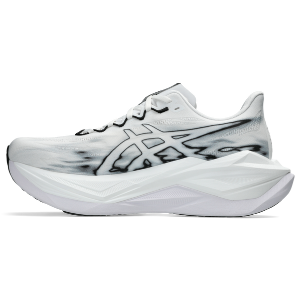 ASICS Superblast 3 Unisex løbesko i hvid/sort har en skulpturel sål med FF LEAP-skum, overdel i mesh, ASICS-logo og et dynamisk penselstrøgsmønster inspireret af Superblast 3-designet.