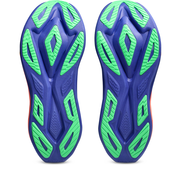 Et par Asics Superblast 3 Unisex løbesko i Cobalt Burst/Light Orange er vist nedefra og fremhæver blå såler med grønne diamantformede slidbanemønstre for greb.