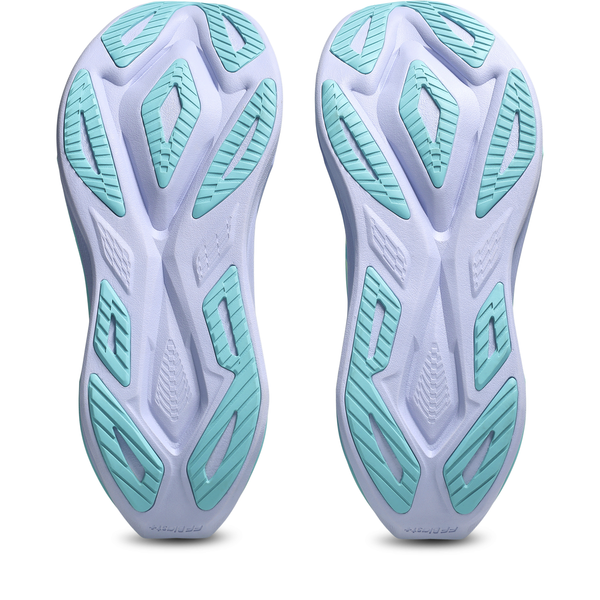 To Superblast 3 sportssåler fra Asics vises side om side i Illuminate Yellow/Energy Aqua, med en hvid base med blågrønne geometriske greb for greb og stil, forstærket af den innovative FF LEAP™-skumteknologi.
