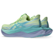 Et par ASICS Superblast 3 løbesko i Illuminate Yellow/Energy Aqua sidder side om side og har tykke FF LEAP™-skumsåler i flere lag med blågrønne mellemsåler og lyseblå ydersåler.