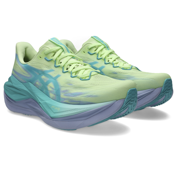 Et par ASICS Superblast 3 unisex løbesko i Illuminate Yellow/Energy Aqua med FF LEAP™-skum for ekstra støddæmpning, et lavt snørelukningsdesign og et subtilt mønster for en stilfuld finish.