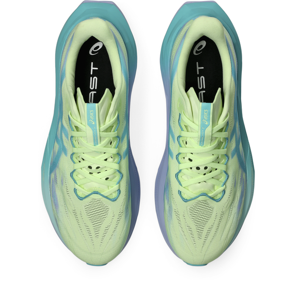 Et par Asics Superblast 3 løbesko i Illuminate Yellow/Energy Aqua, set ovenfra. Disse unisex-sko har hvide såler, åndbar mesh-overdel med FF LEAP™-skum, sorte indlægssåler med hvidt branding og sirligt bundne lysegrønne snørebånd.