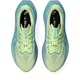 Et par Asics Superblast 3 løbesko i Illuminate Yellow/Energy Aqua, set ovenfra. Disse unisex-sko har hvide såler, åndbar mesh-overdel med FF LEAP™-skum, sorte indlægssåler med hvidt branding og sirligt bundne lysegrønne snørebånd.