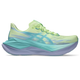 Et sidebillede af Asics Superblast 3 løbesko i Illuminate Yellow/Energy Aqua med en tyk gradient FF LEAP™-skumsål i blågrøn og lavendel, en overdel i lysegulgrøn mesh med blågrønne detaljer og lysegrønne snørebånd og pløs.