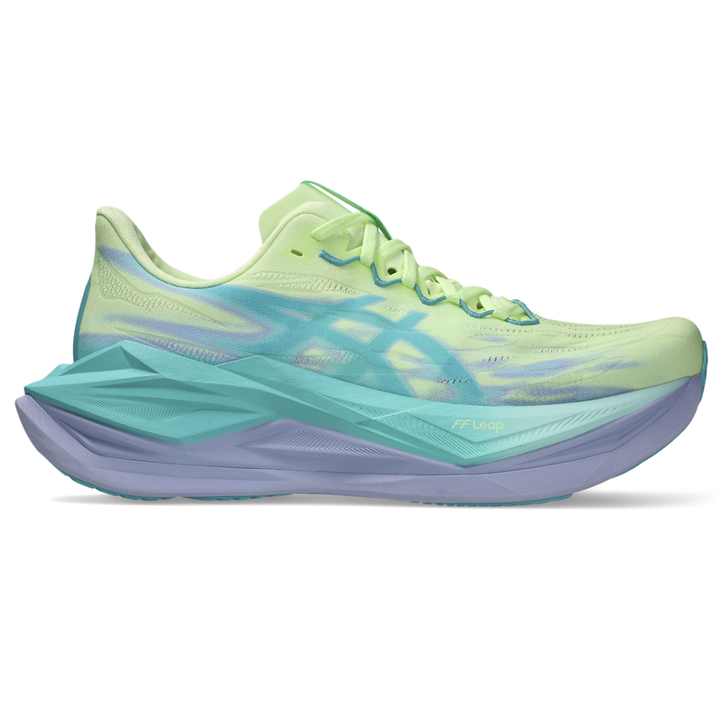 Et sidebillede af Asics Superblast 3 løbesko i Illuminate Yellow/Energy Aqua med en tyk gradient FF LEAP™-skumsål i blågrøn og lavendel, en overdel i lysegulgrøn mesh med blågrønne detaljer og lysegrønne snørebånd og pløs.