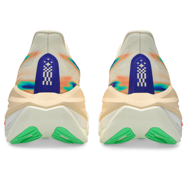 Bagfra ses et par ASICS Superblast 3 Unisex løbesko i Seashell/Sun Coral med en overdel i beige mesh, flerfarvede bølgemønstre, blå og hvide hælstriber, hvide såler med grøn accent og FF LEAP™-skum ydersåler.