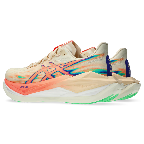 Et par ASICS Superblast 3 unisex-sko i Seashell/Sun Coral med farverige blå og grønne detaljer samt en tyk hvid og grøn sål vises side om side på en hvid baggrund.