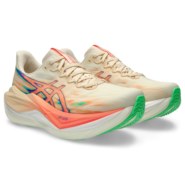 Et par unisex Asics Superblast 3 løbesko i Seashell/Sun Coral med blå detaljer og grønne såler, med Asics-logo på siderne, vist på en hvid baggrund.