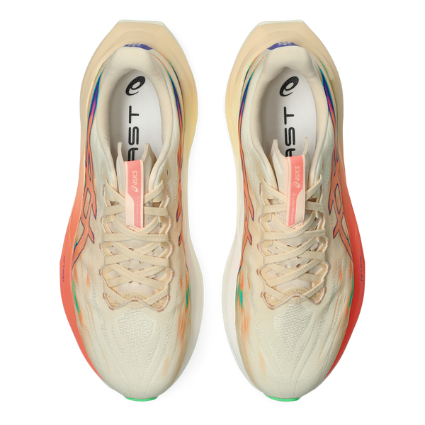 Topbillede af unisex Asics Superblast 3 løbesko i Seashell/Sun Coral med orange og grønne detaljer, hvide såler, synlige snørebånd og indersåler med mærkets logo og "BLAST" for at fremhæve det nyeste design.