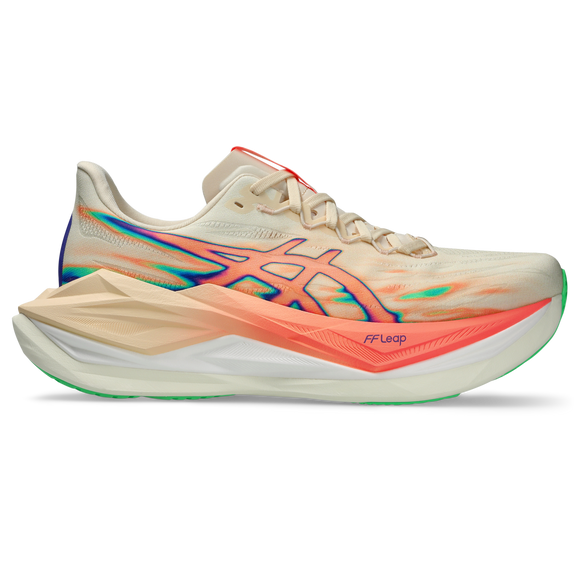 ASICS Superblast 3 Unisex-løbeskoen i Seashell/Sun Coral har en tyk, skulpturel sål, orange og pink detaljer, grøn ydersål, synligt ASICS-logo, FF Leap-tekst nær mellemsålen og responsivt FF LEAP™-skum for komfort.