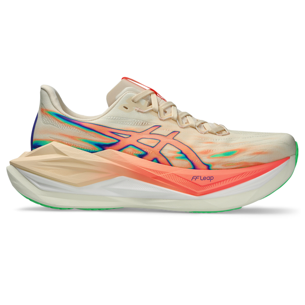 ASICS Superblast 3 Unisex-løbeskoen i Seashell/Sun Coral har en tyk, skulpturel sål, orange og pink detaljer, grøn ydersål, synligt ASICS-logo, FF Leap-tekst nær mellemsålen og responsivt FF LEAP™-skum for komfort.