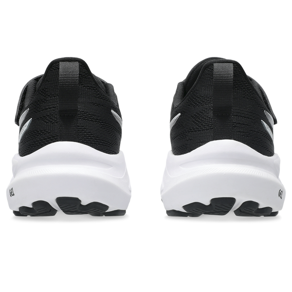 Et par Asics Gt-1000 14 Ps børneløbesko i Black/Steel Grey med sorte pull tabs og teksturerede sort-hvide såler, vist bagfra-ideelle som stabil løbesko til aktive børn.