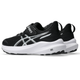 Et par sorte ASICS Gt-1000 14 Ps børneløbesko i Black/Steel Grey med hvide mellemsåler, ydersåler, sølvfarvede sidestriber og synlige logoer på tungen og hælen, placeret side om side.
