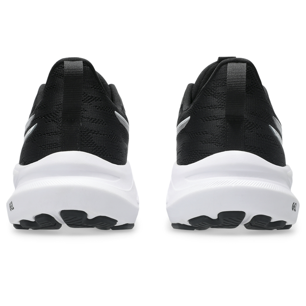 Et par Asics Gt-1000 14 Gs løbesko til børn i Black/Steel Grey vises fra bagenden med fokus på hælområde, pull tabs og teksturerede såler med synlig GEL dæmpning for ekstra komfort.