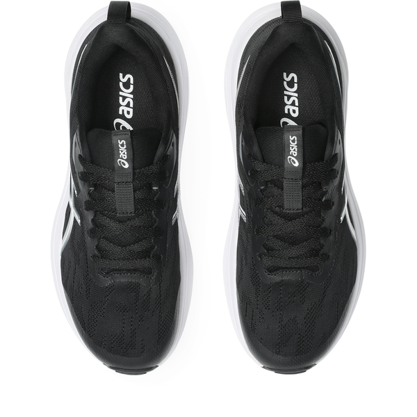 Et par Asics GT-1000 14 GS løbesko til børn i sort/stålgrå, set ovenfra med sorte snørebånd, hvide såler og synligt Asics-logo på pløs og indersål. Med GEL-dæmpning for ekstra komfort.