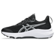 Asics GT-1000 14 GS løbesko til børn i Black/Steel Grey har en hvid sål, GEL-dæmpning for komfort og et hvidt ASICS-logo på siden. Skoen er vist fra siden mod en hvid baggrund.