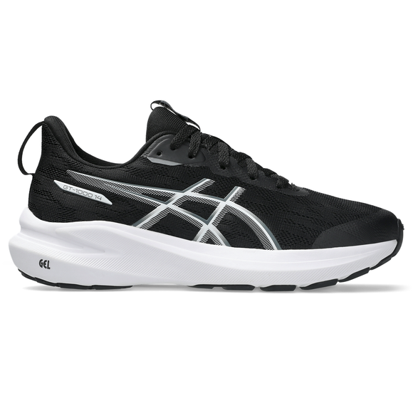 Asics Gt-1000 14 Gs til børn i Black/Steel Grey har hvid mellemsål, sort ydersål, hvide og sølv detaljer samt stort sidelogo. Skoen har snørelukning, hælstrop og GEL-dæmpning for ekstra komfort.