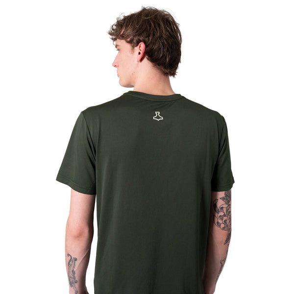 En person med kort brunt hår og synlige tatoveringer på armene ses bagfra i en almindelig armygrøn Liiteguard Ground-Tech T-shirt, Herre, med et lille hvidt logo øverst på ryggen - perfekt til løbetræning og lugtbekæmpende komfort.