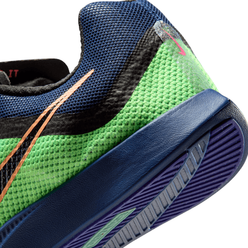 Nærbillede af Nike Rival Distance "GLAM" løbesko til unisex i Dark Obsidian/Black, der viser hælen og siden med en blå mesh-overdel, grønt tekstureret panel, sorte og orange accenter og en blå sål med lilla slidbane.